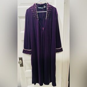Vintage Victoria Rose Purple Velour Robe, Size Medium.